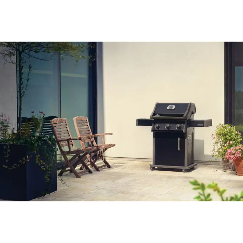Napoleon Rogue® 425 Gas Grill with Cast Iron Grates – Black Grills Flame Authority